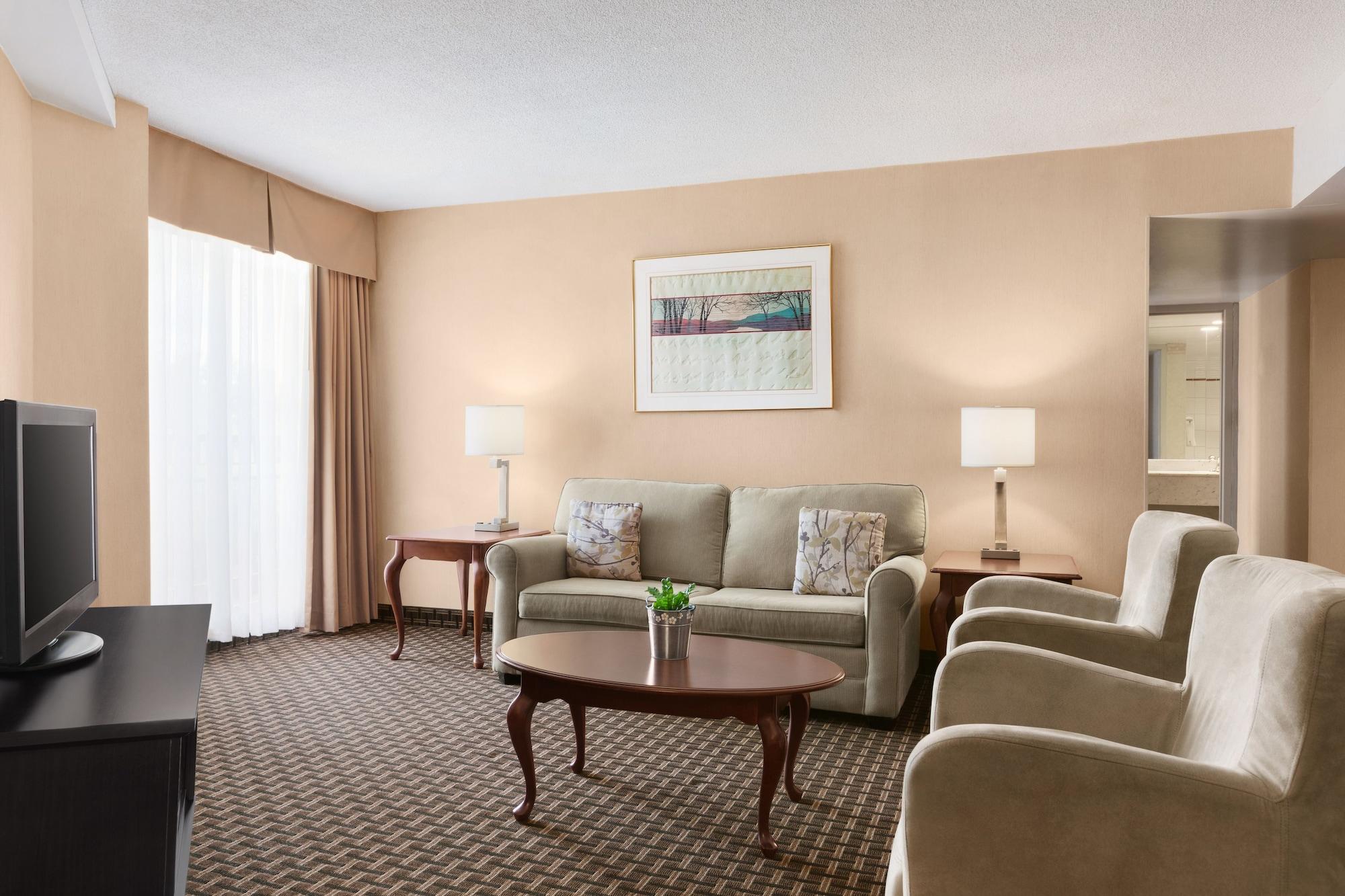 Ramada By Wyndham Belleville Harbourview Conference Center Экстерьер фото