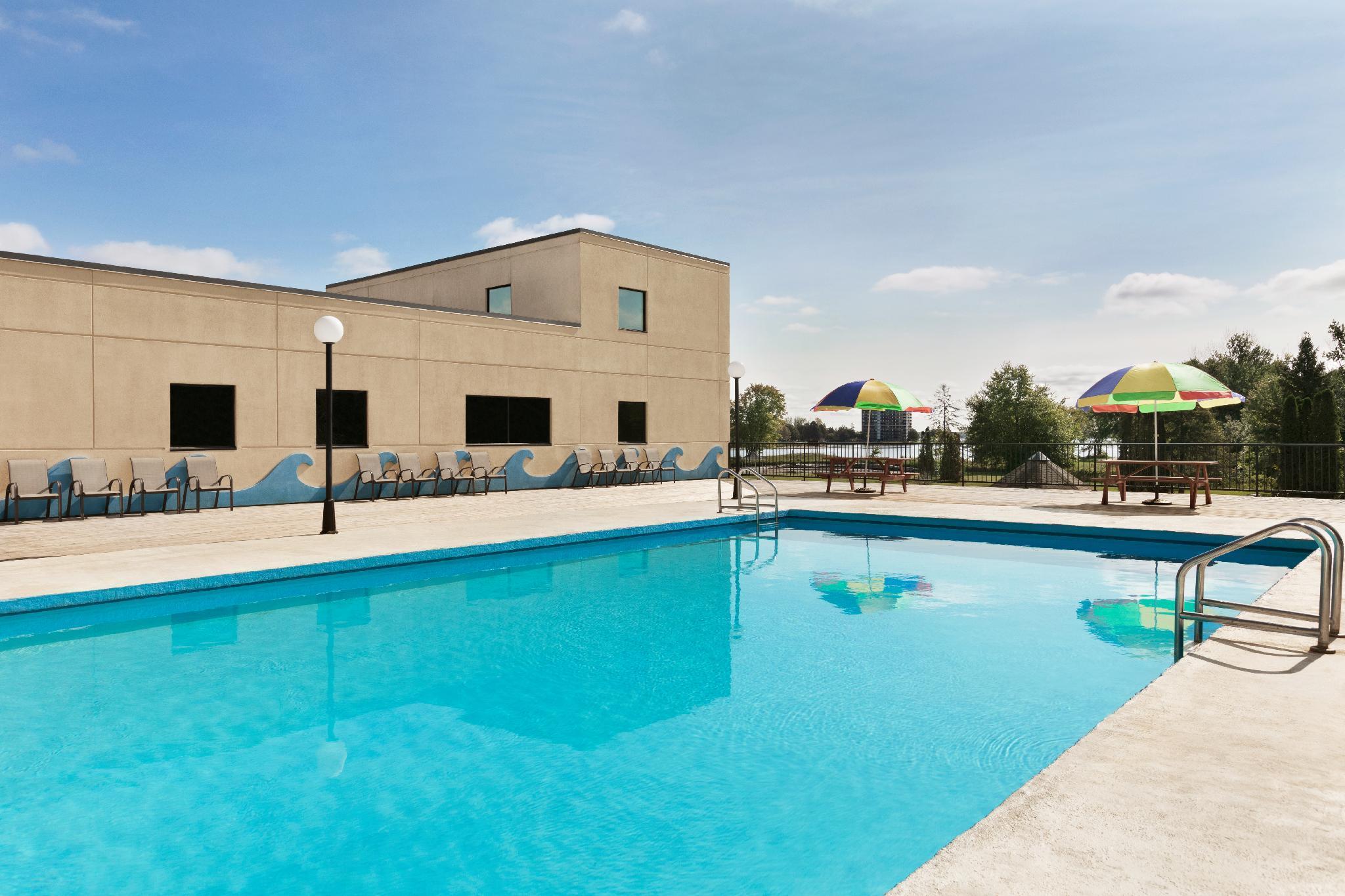 Ramada By Wyndham Belleville Harbourview Conference Center Экстерьер фото